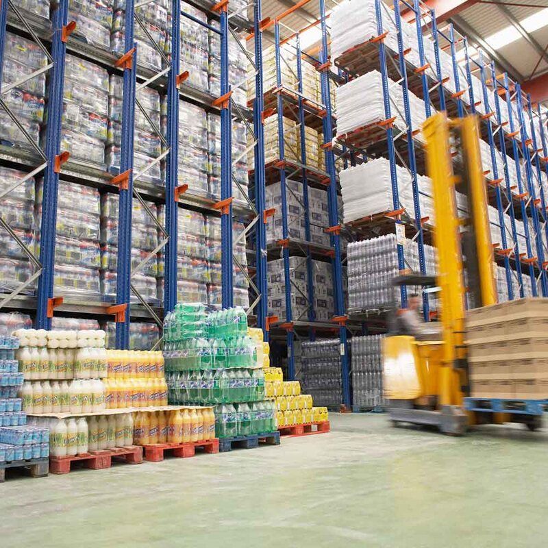 AST-Trans GmbH - Ein Lager mit vielen Flaschen und Paletten