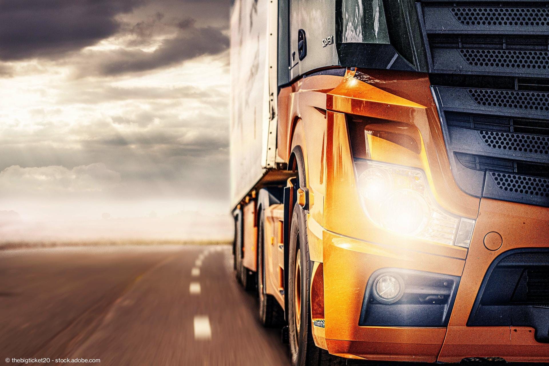 Nahaufnahme eines orangen LKWs