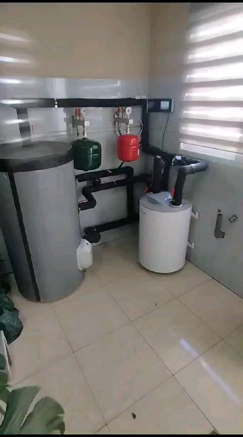 Una habitación con calentador y una ventana con persianas.