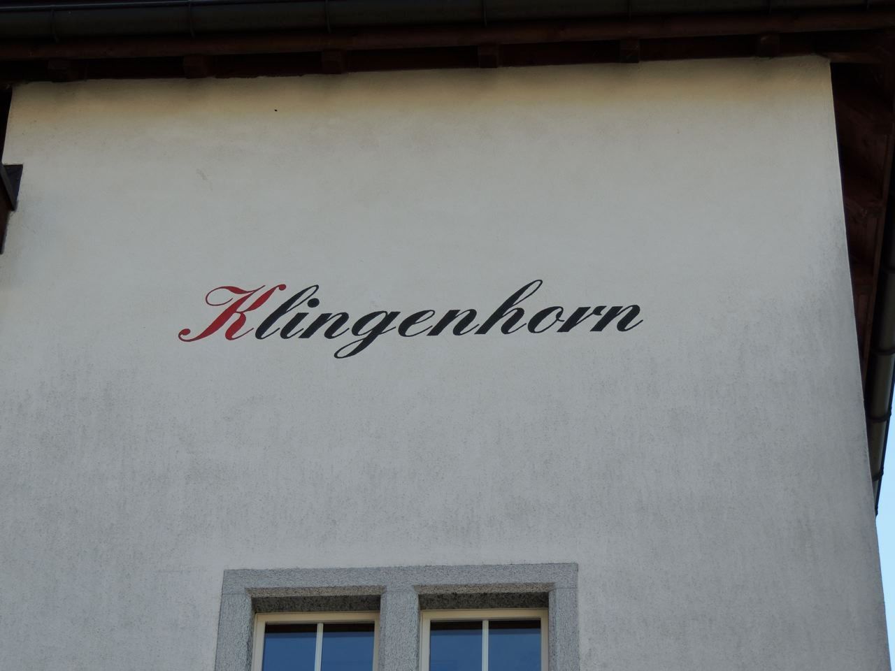 Das Wort Klingenhorn ist auf die Seite eines Gebäudes gemalt, Malergeschäft Jost