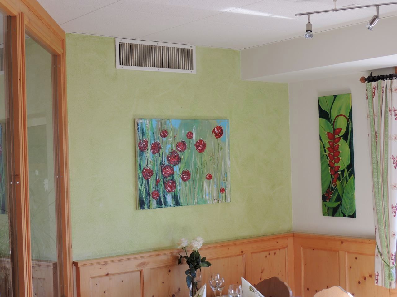 Eine grüne Wand mit einem Blumengemälde darauf, Malergeschäft Jost