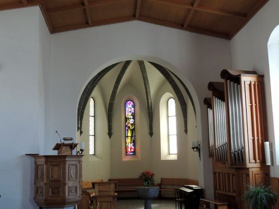 Eine Kirche mit einem Buntglasfenster und einer Orgel, Malergeschäft Jost