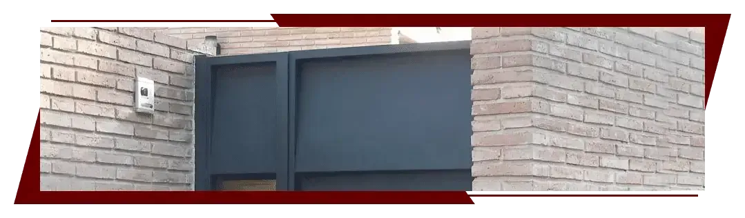 Una imagen de una puerta en una pared de ladrillos.