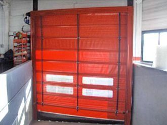 Una puerta roja está abierta en una habitación con una ventana.