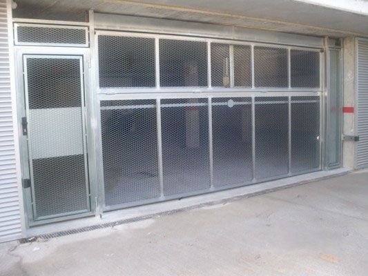 Una puerta de garaje con una cerca de alambre alrededor