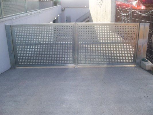 Una puerta de acero inoxidable con agujeros está abierta