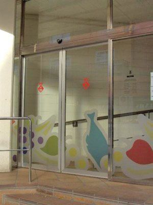 Una puerta corrediza de vidrio con un diseño colorido.