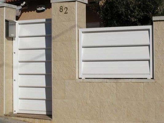 Una valla blanca con el número 82