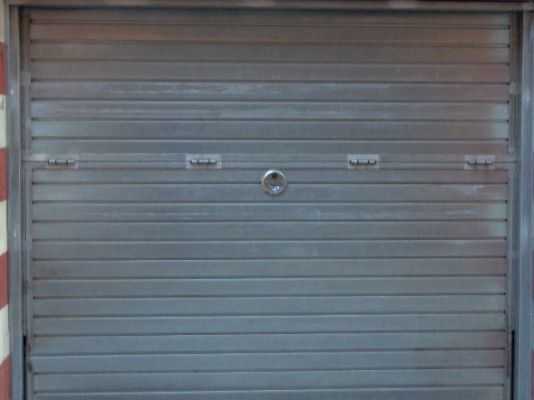 Un primer plano de una puerta de garaje con cerradura.