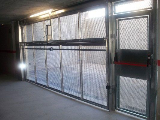 Una puerta de garaje con una malla detrás