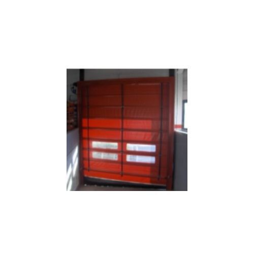 Una puerta roja con muchas ventanas está en una habitación.
