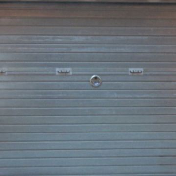 Un primer plano de una puerta de garaje con cerradura.