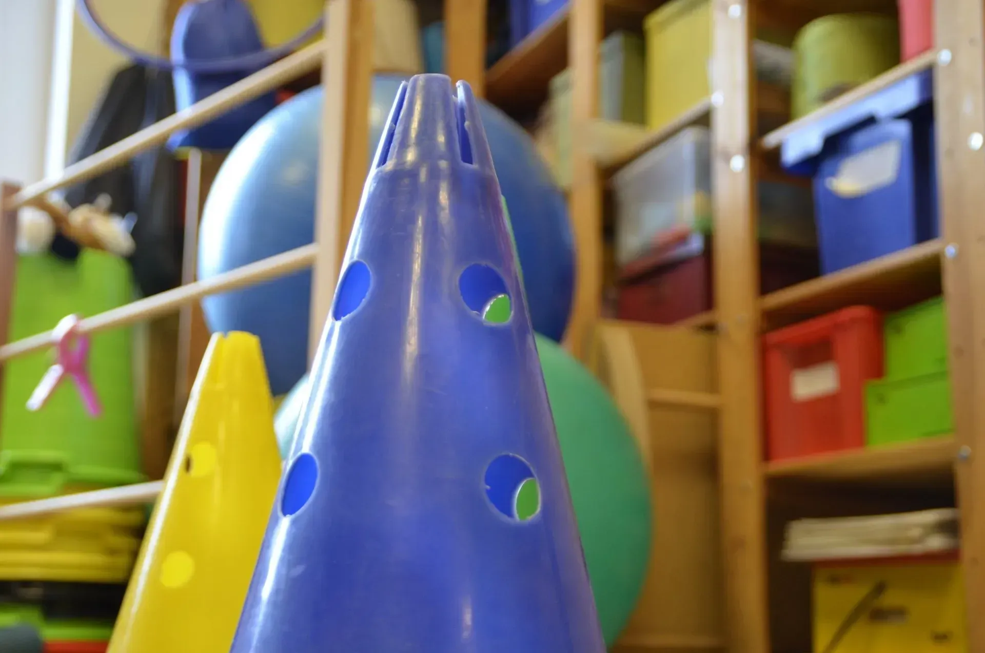 ein blauer Plastikkegel mit Löchern in der Mitte