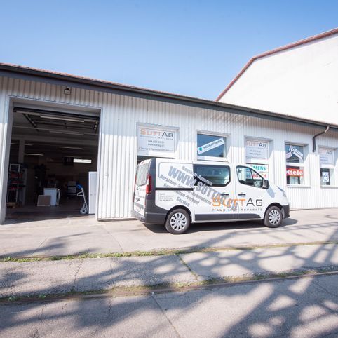 Lieferwagen vor dem Lager von Sutt AG