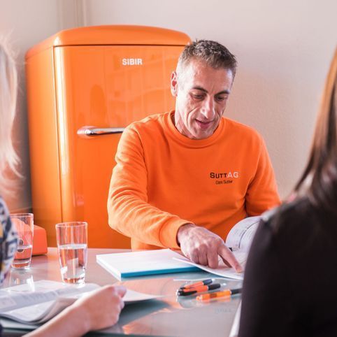 Angestellter von Sutt AG erklärt den vertrag