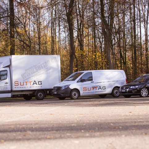 Lieferwagen von Sutt AG auf einem Parkplatz