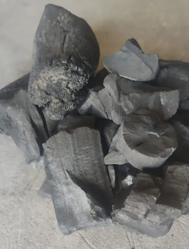 Pila de carbón, negro y gris, para asar.