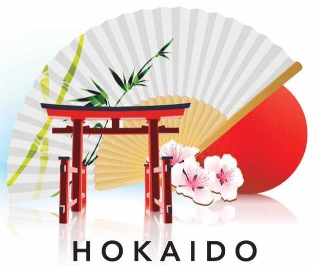 Porte torii japonaise rouge, éventail, fleurs de cerisier et inscription « HOKKAIDO », avec des éléments en bambou, sur fond blanc et rouge.