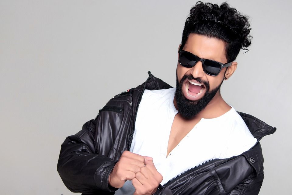 Homme avec lunettes noires et veste en cuir noir