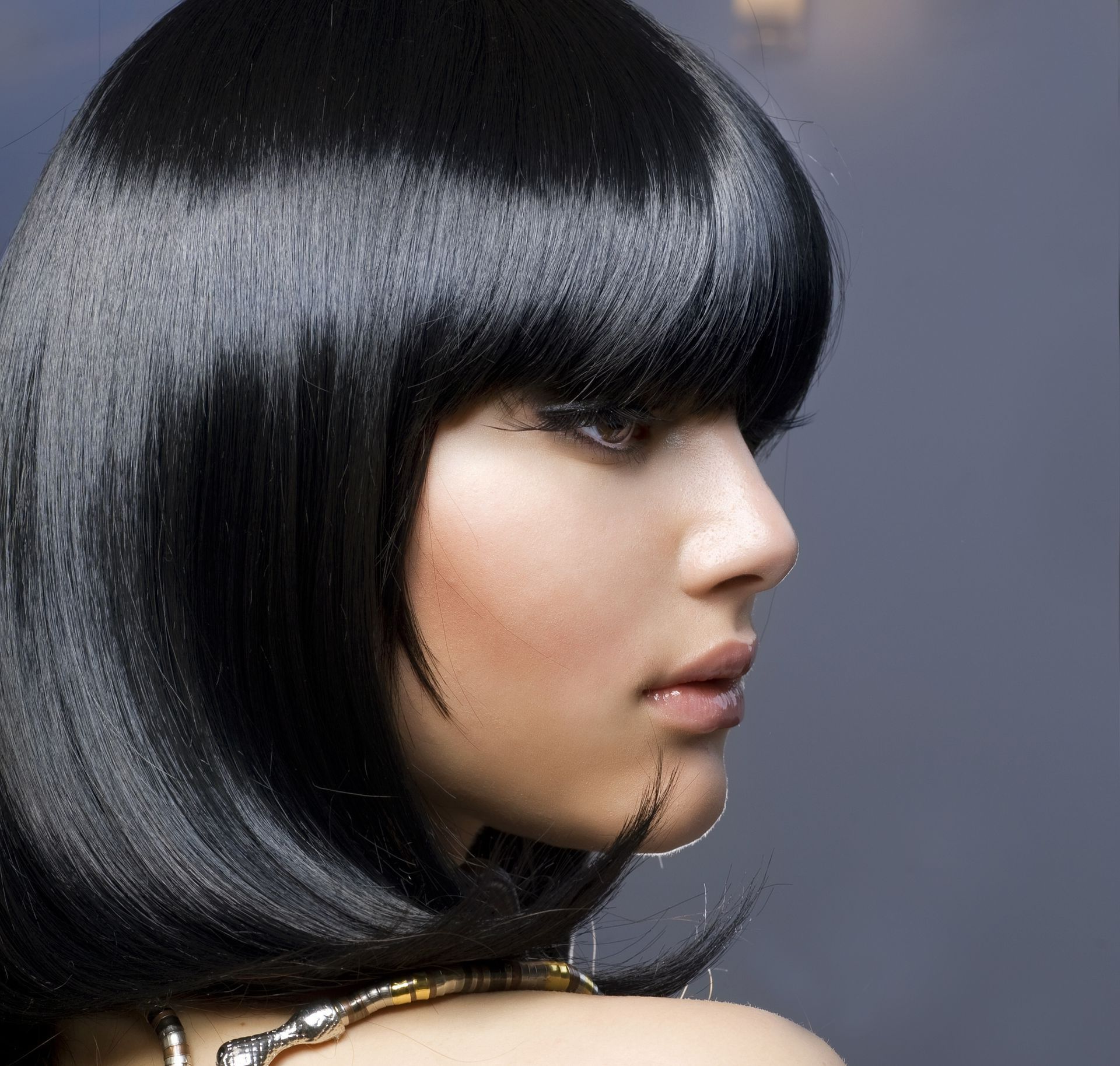 Femme brune cheveux mi-long