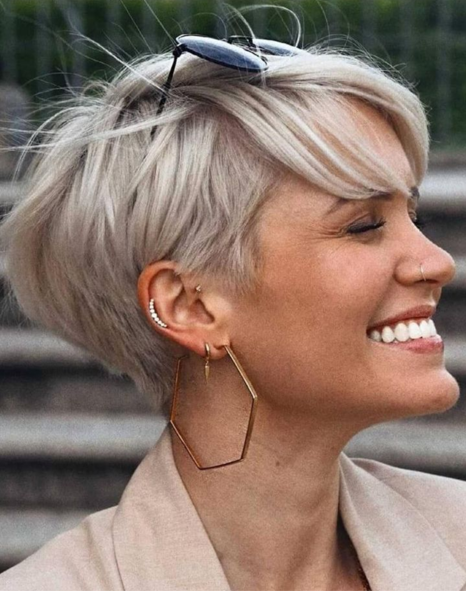 Femme blonde cheveux court