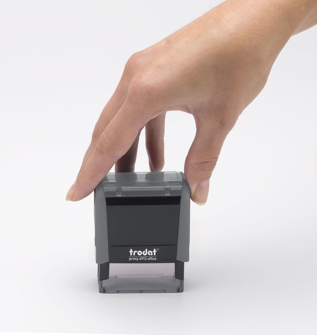 Hand bedienter Trodat Stempel im Einsatz auf Papier