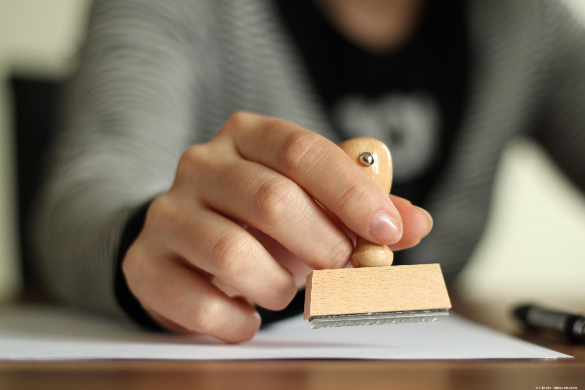 Nahaufnahme eines Stempels in einer Hand