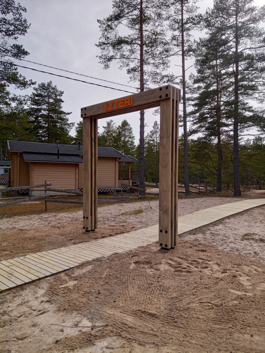 Yyteri Portaat.fi puiston penkit ja puurakennelma