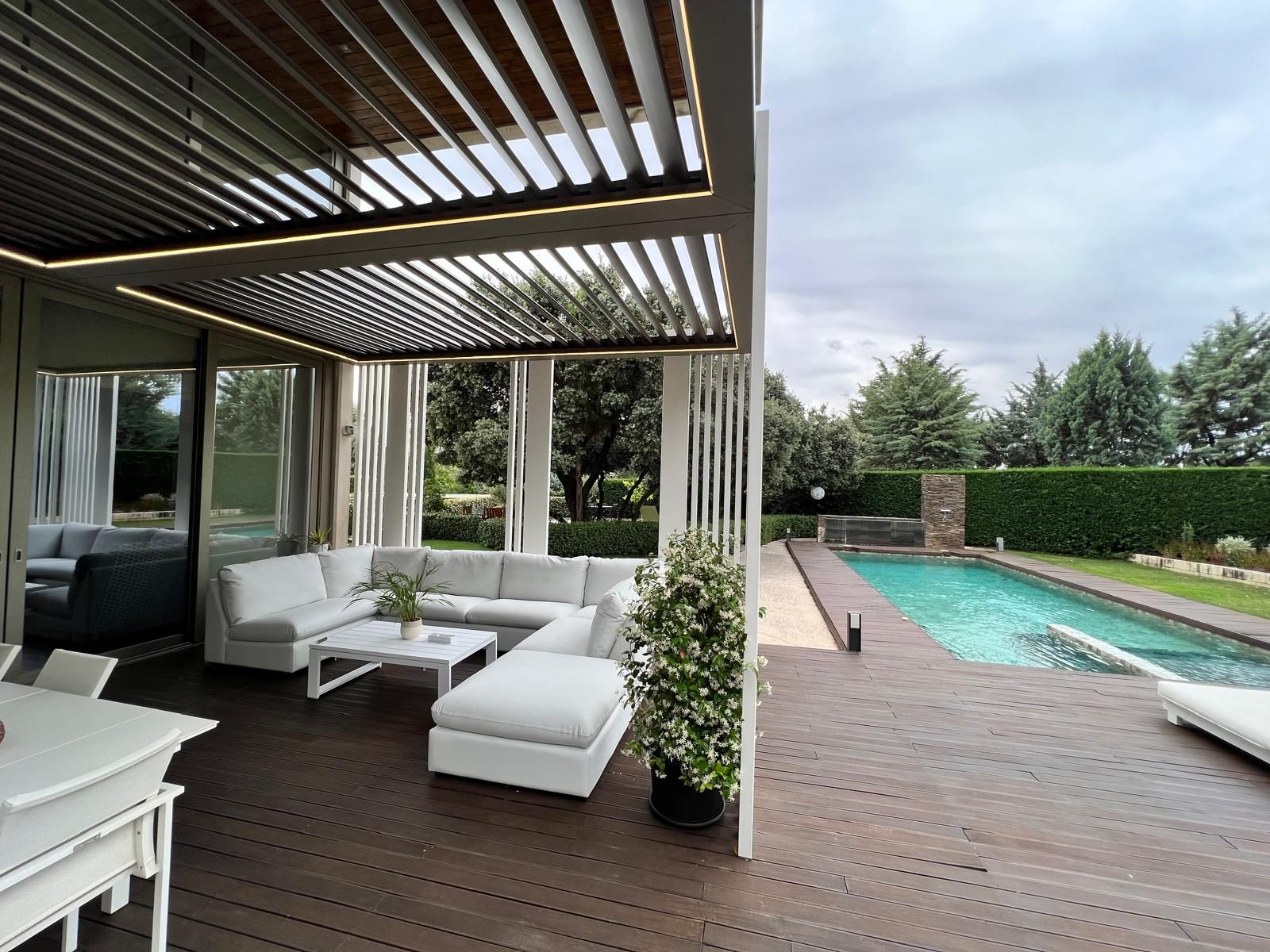 Pérgola bioclimática CODE a medida