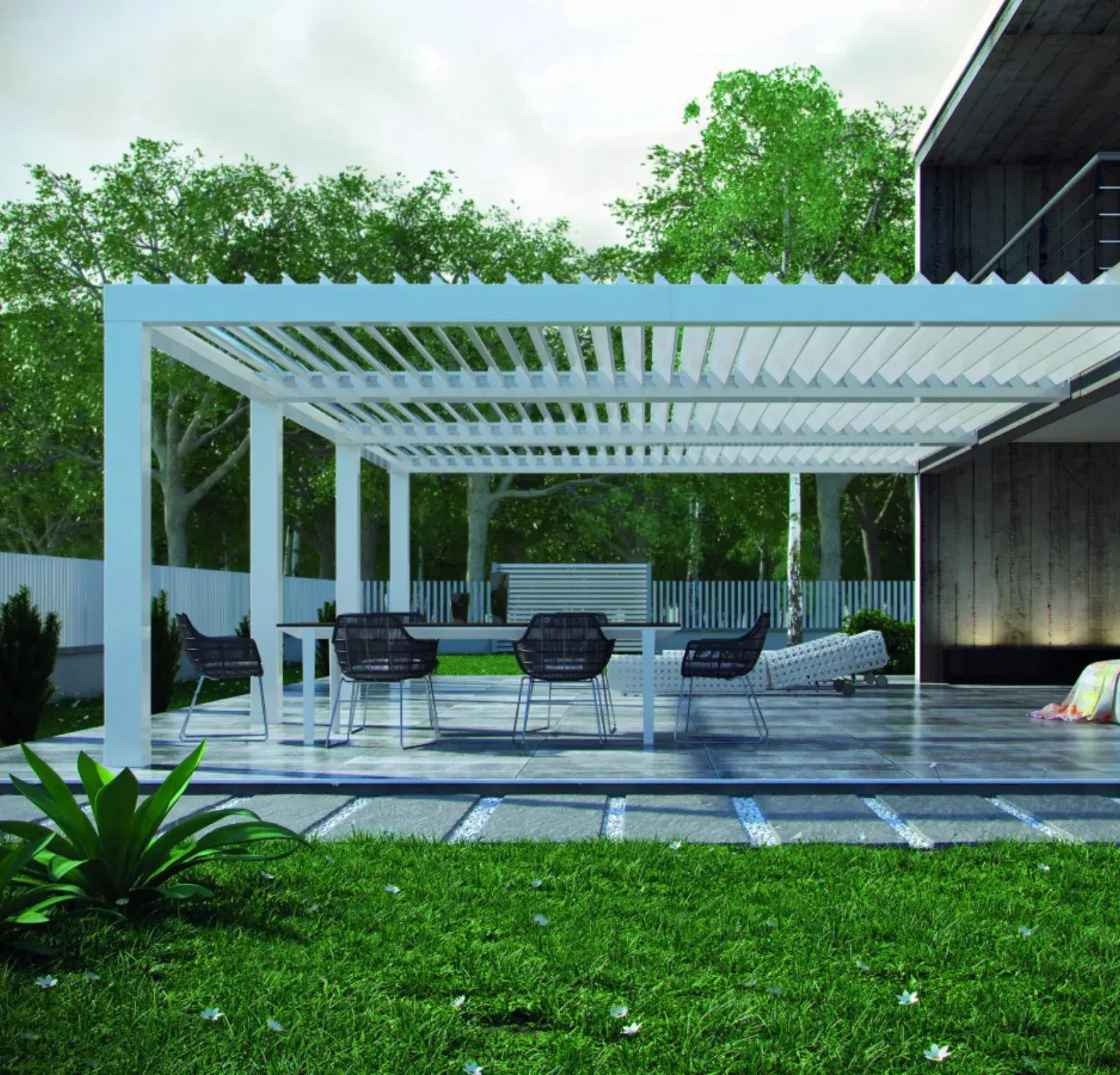 Instalación de una pérgola bioclimática blanca en un jardín, Las Rozas