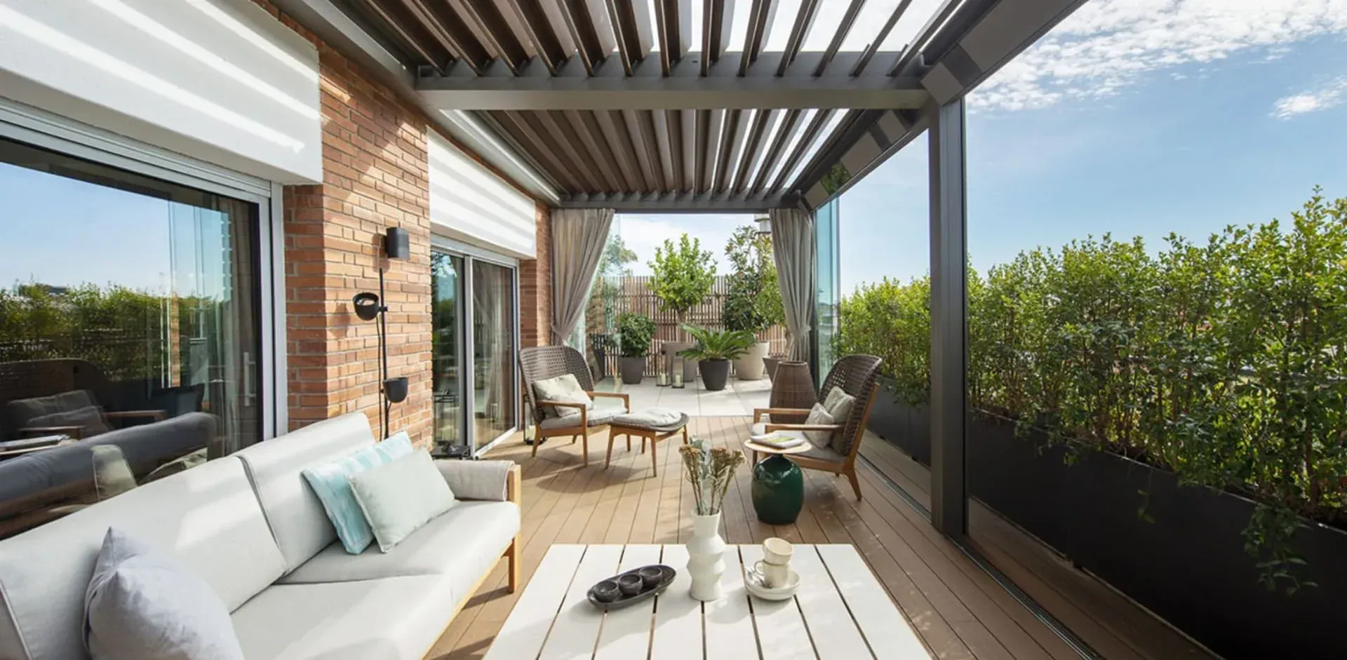 Pérgola bioclimática de aluminio resistente en un jardín, Aravaca