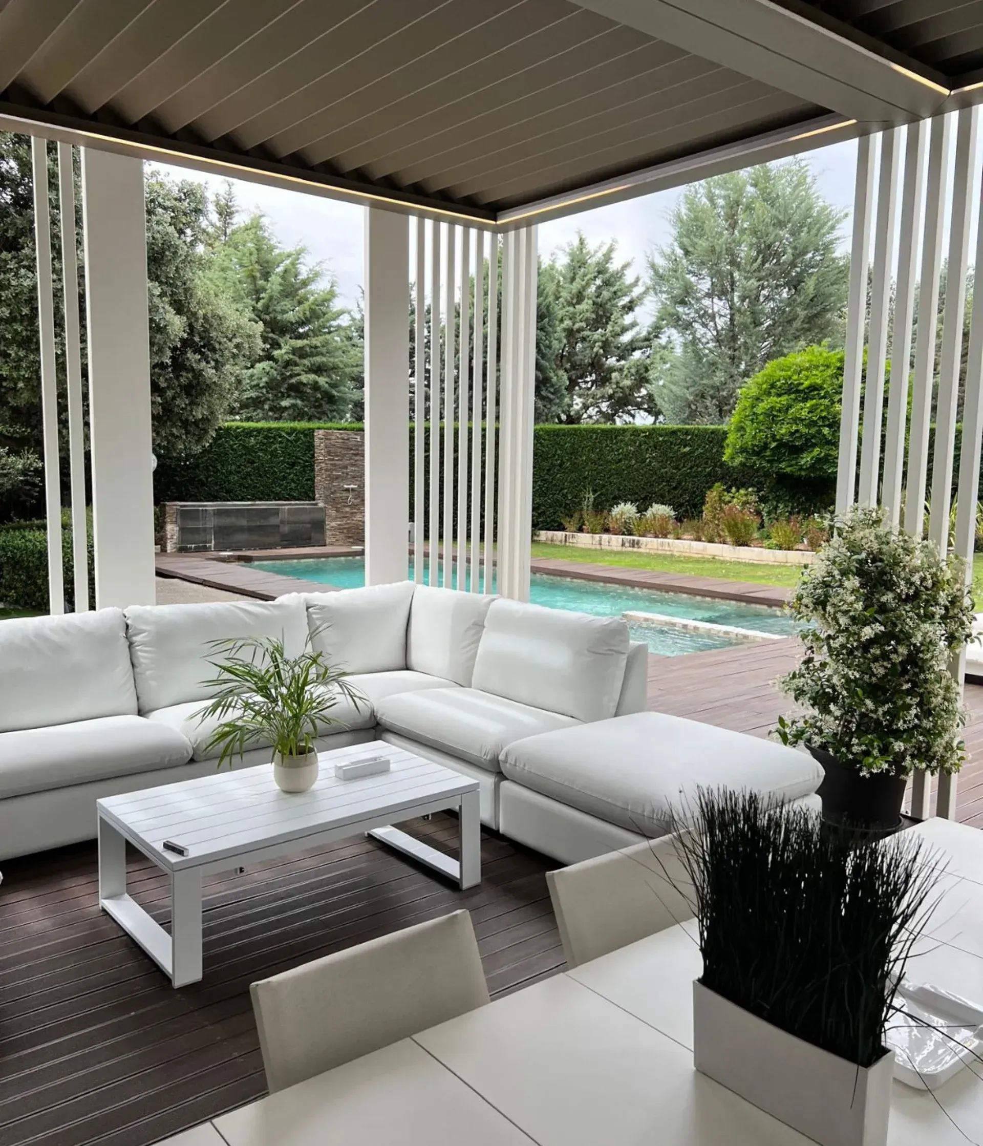Instalación de pérgola bioclimática exterior en Las Rozas
