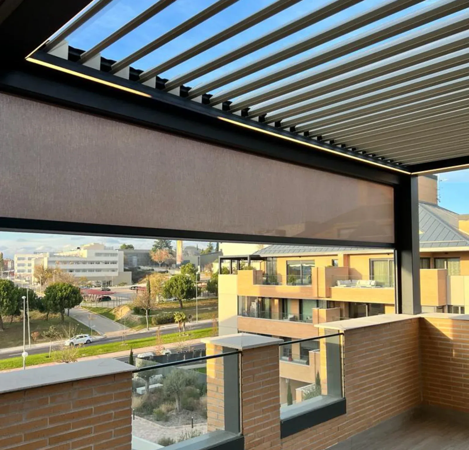 Pérgola bioclimática de aluminio gris en ático residencial, Las Rozas