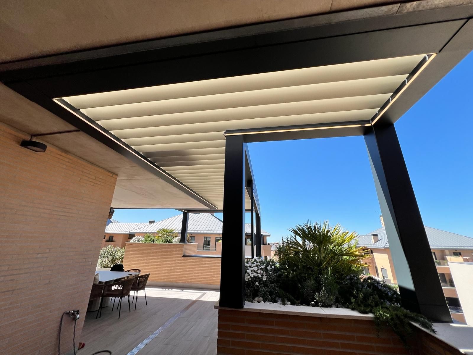 pérgola bioclimática con forma en Majadahonda