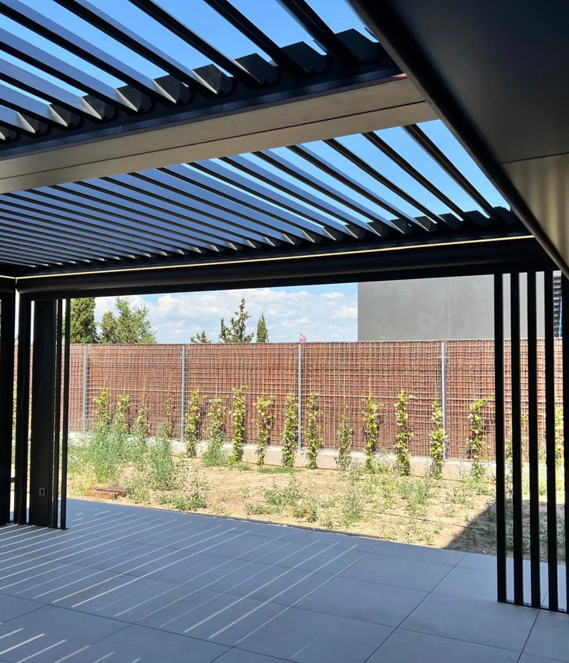 Instalación de pérgola bioclimática exterior en Las Rozas