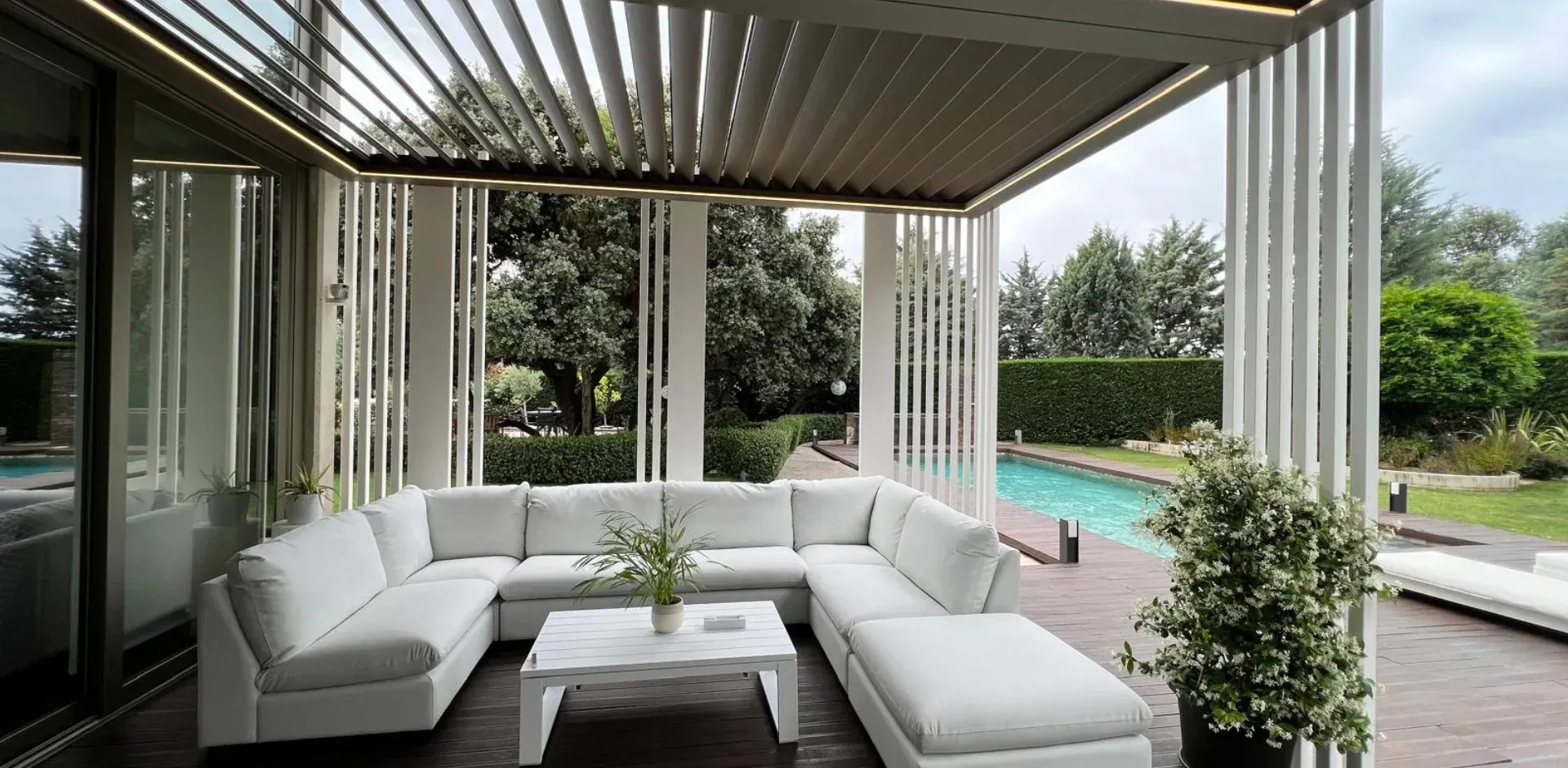 Pérgola bioclimática con iluminación LED nocturna en terraza en Las Rozas