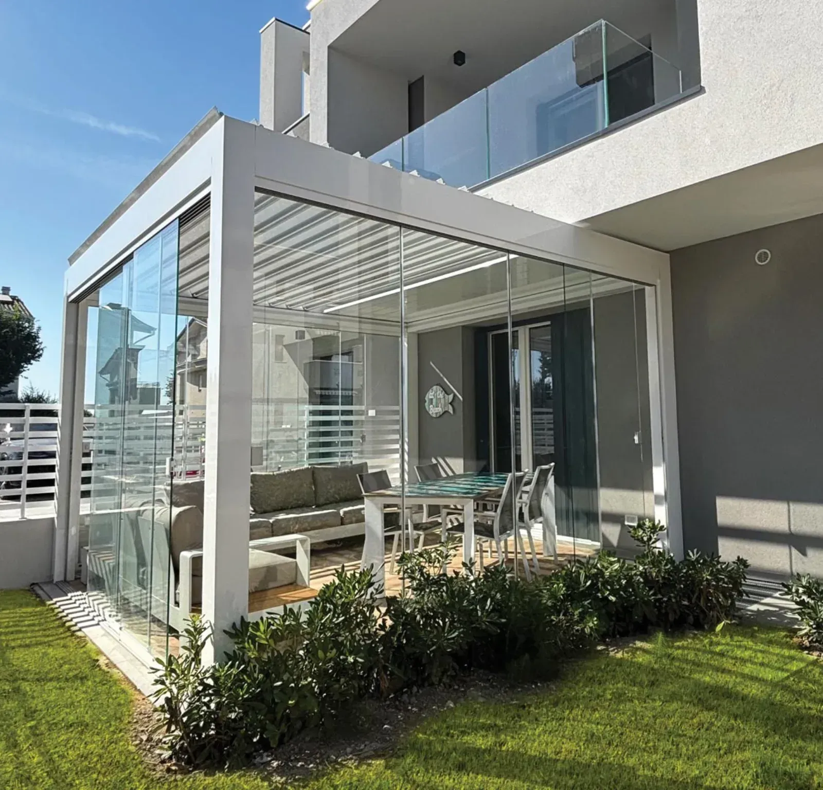Pérgola bioclimática de diseño moderno integrada en un jardín residencial, Las Rozas