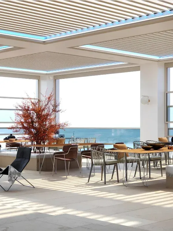 Amplio espacio de comedor exterior protegido por una gran pérgola bioclimática, Madrid