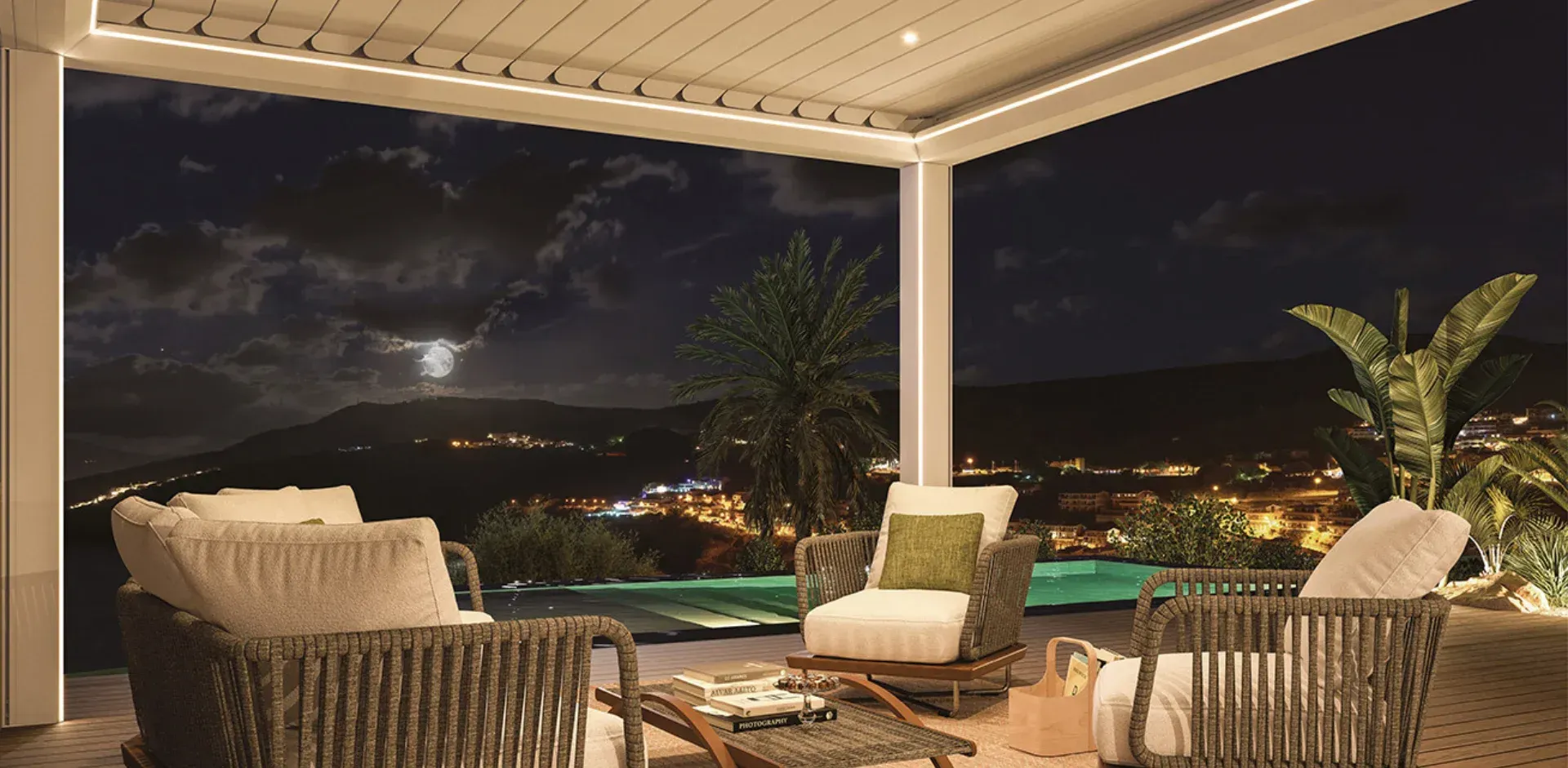 Pérgola bioclimática junto a una piscina moderna con tumbonas en Collado Villalba.