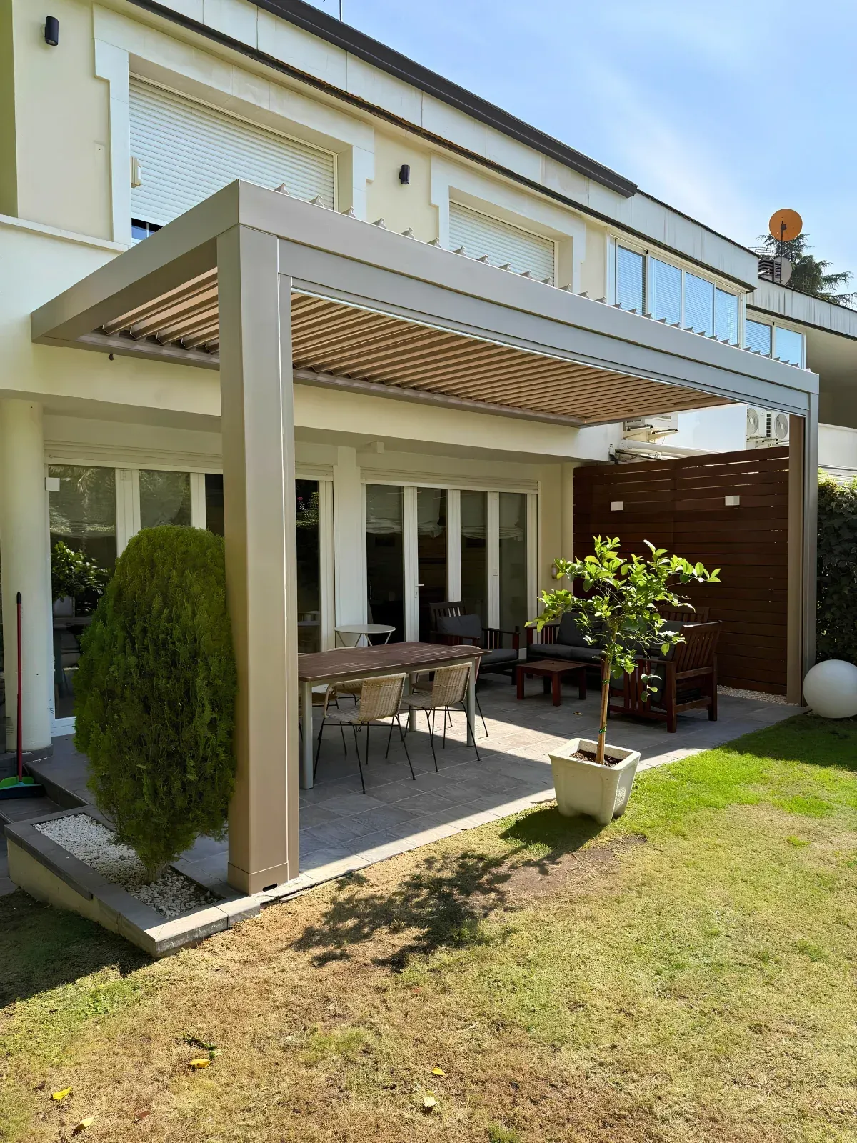 Pérgola bioclimática en Ronda de Abubilla, Las Rozas