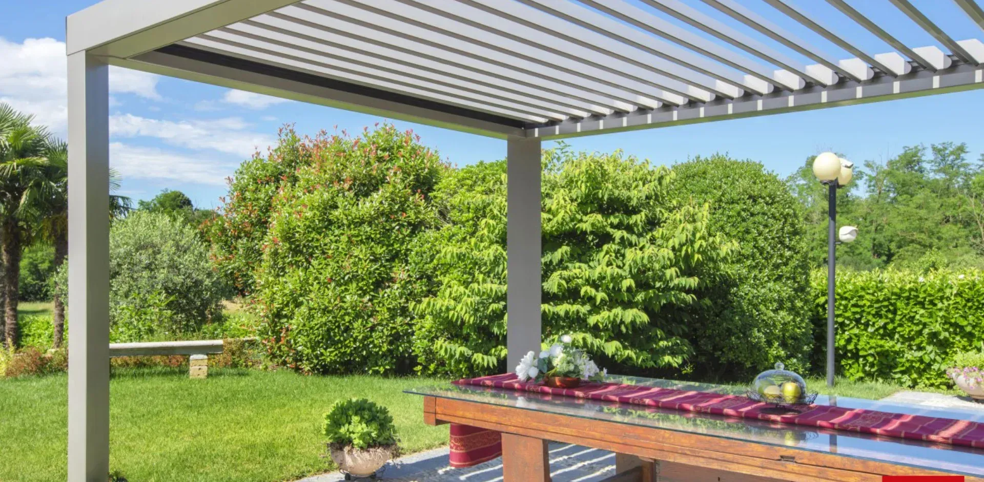 Pérgola bioclimática cubriendo un comedor en una terraza moderna en Majadahonda