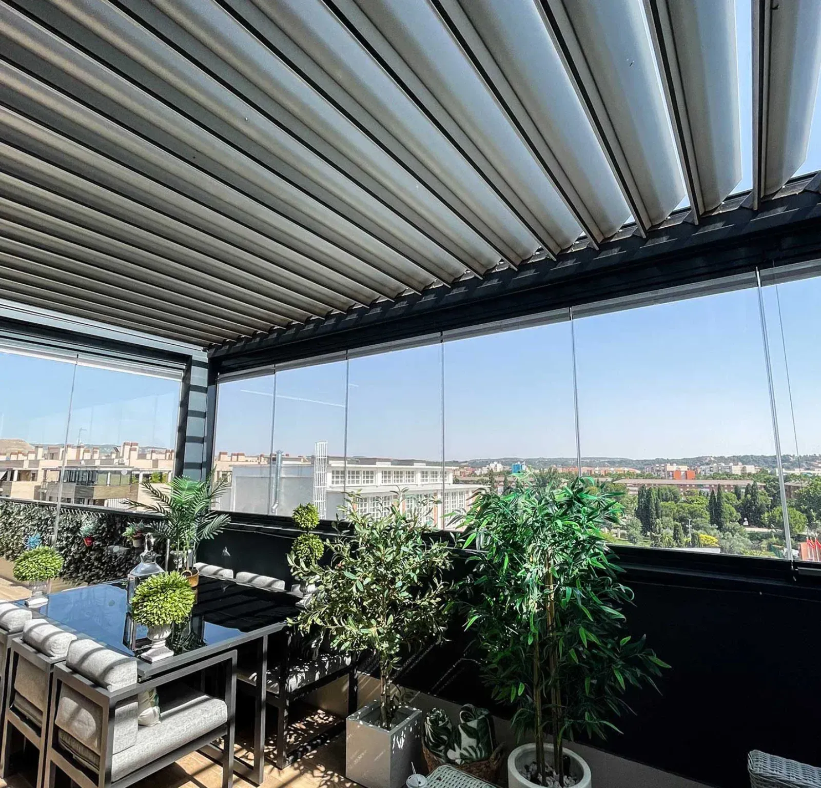 Pérgola bioclimática en terraza con iluminación LED integrada, Las Rozas.