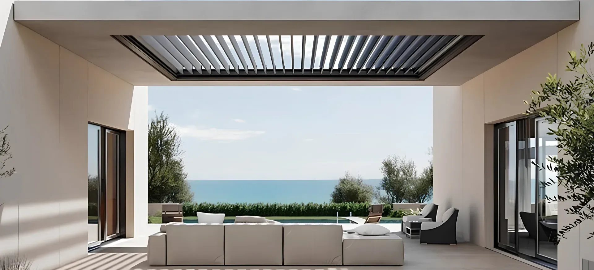 Pérgola bioclimática con lamas parcialmente abiertas en una terraza luminosa, Madrid