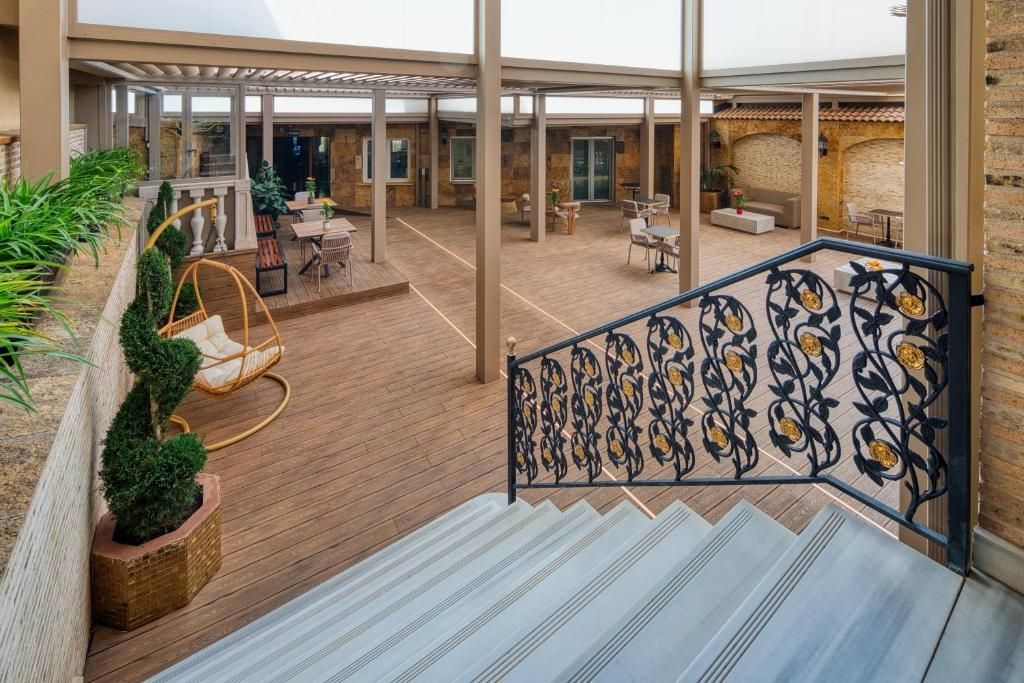 Pérgola bioclimática con tarima
