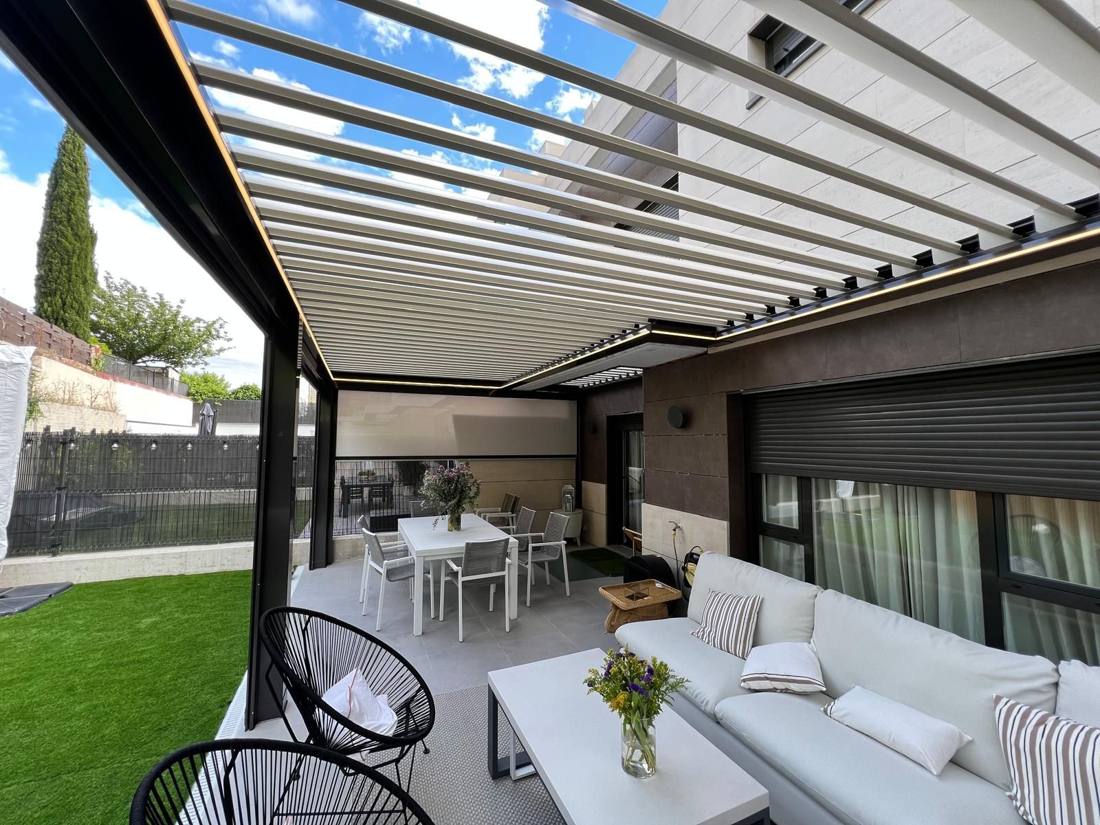 Pérgola bioclimática con forma a medida en Las Rozas