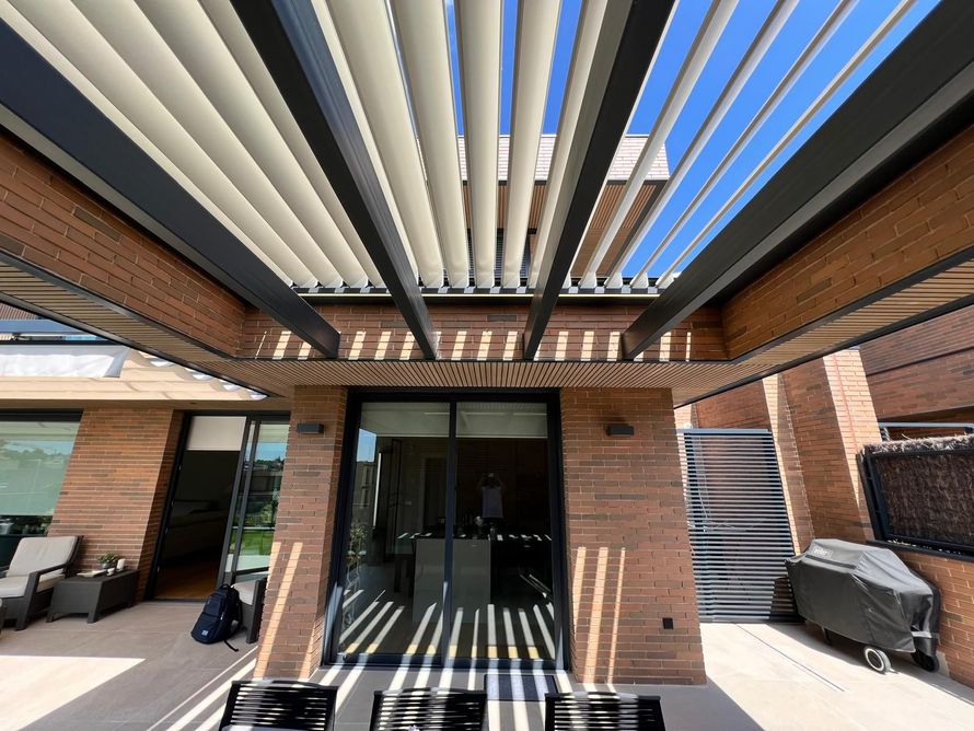 pergola bioclimatica en jardín