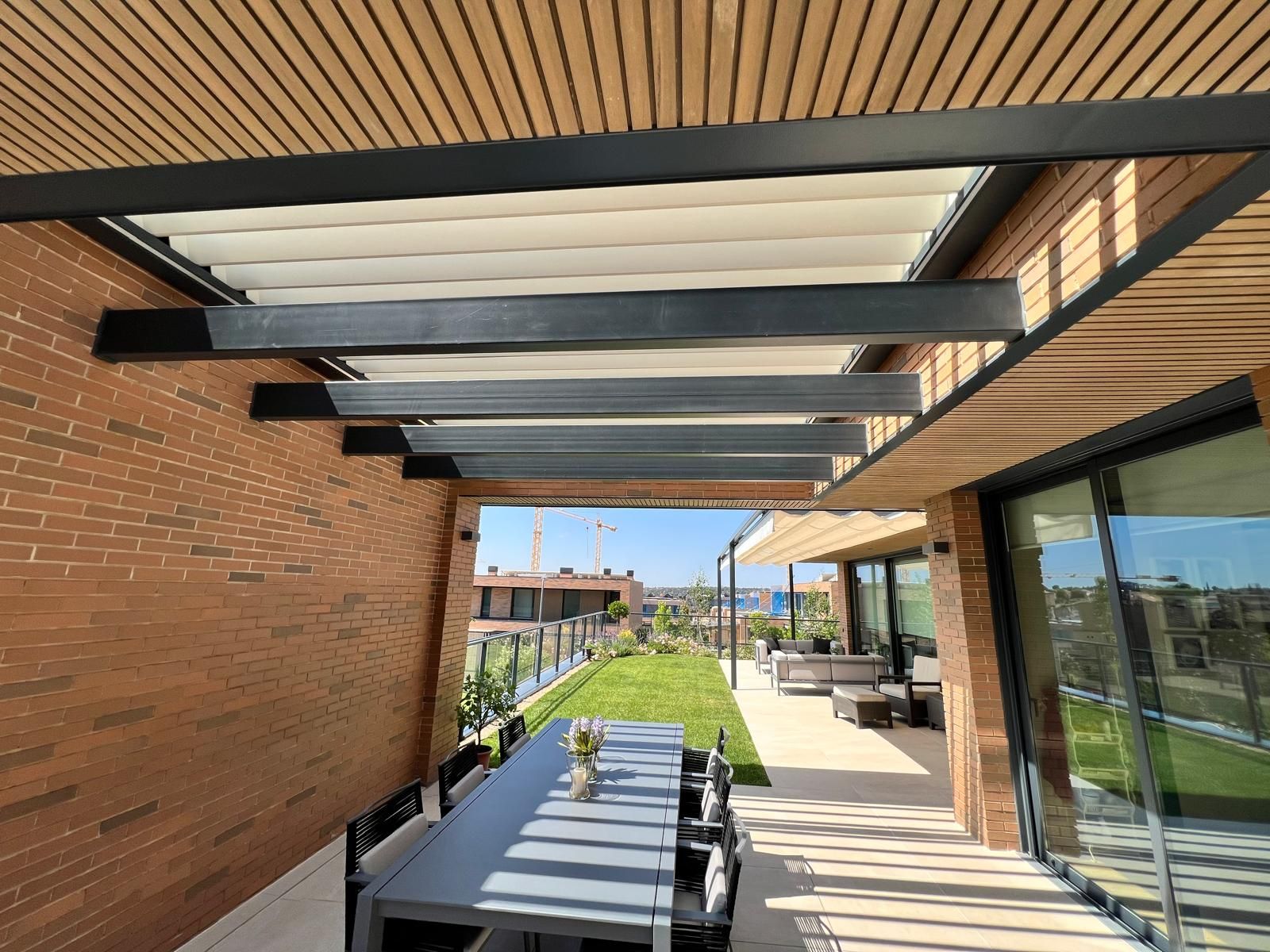 Pérgola bioclimática a medida entre 2 paredes