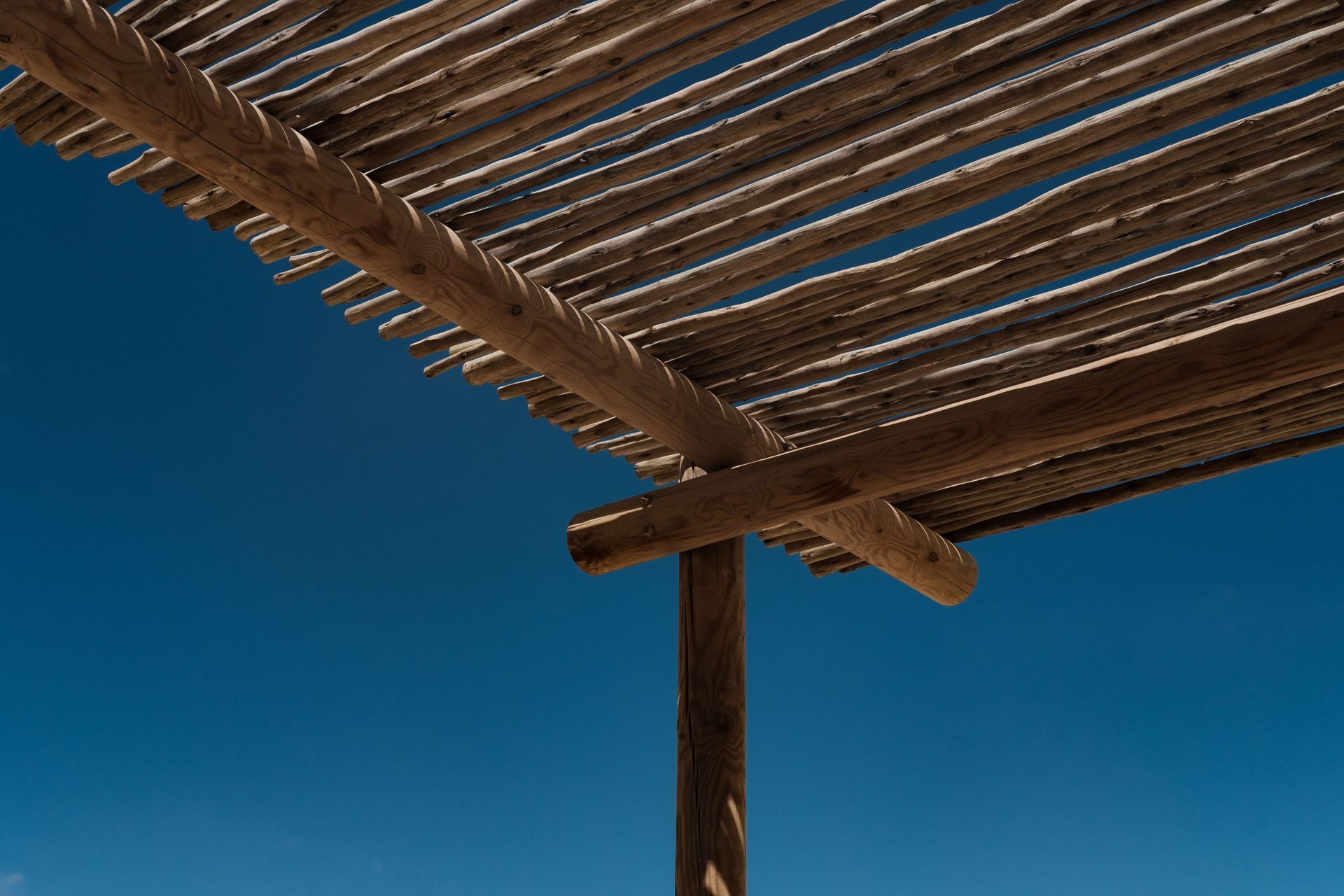 Instalación de una pérgola bioclimática blanca en un jardín, Las Rozas