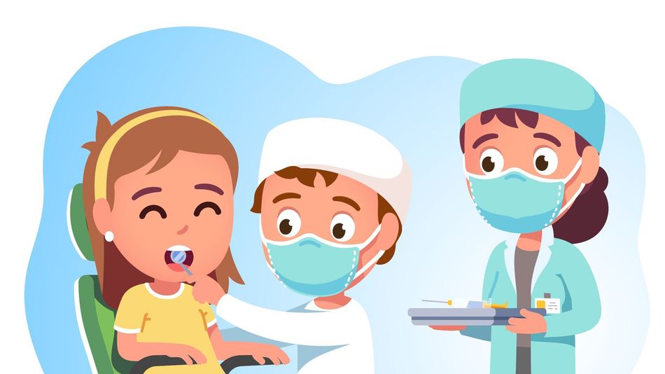 Una niña está sentada en una silla dental hablando con un dentista y una enfermera.