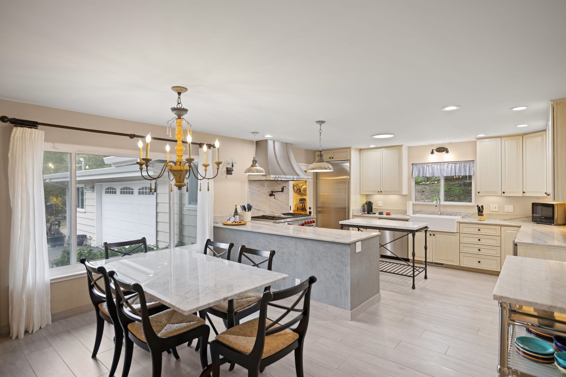 A kitchen and dining room in a house with a table and chairs.
